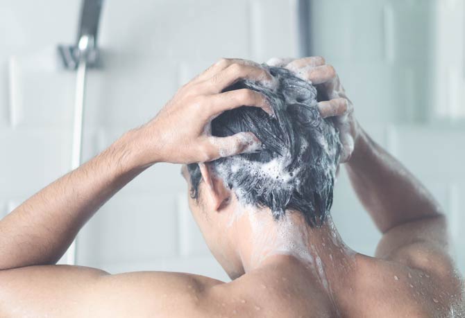 Haarwäsche mit Shampoo