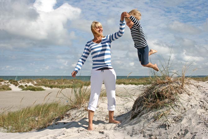 Familie am malerischen Ostseestrand